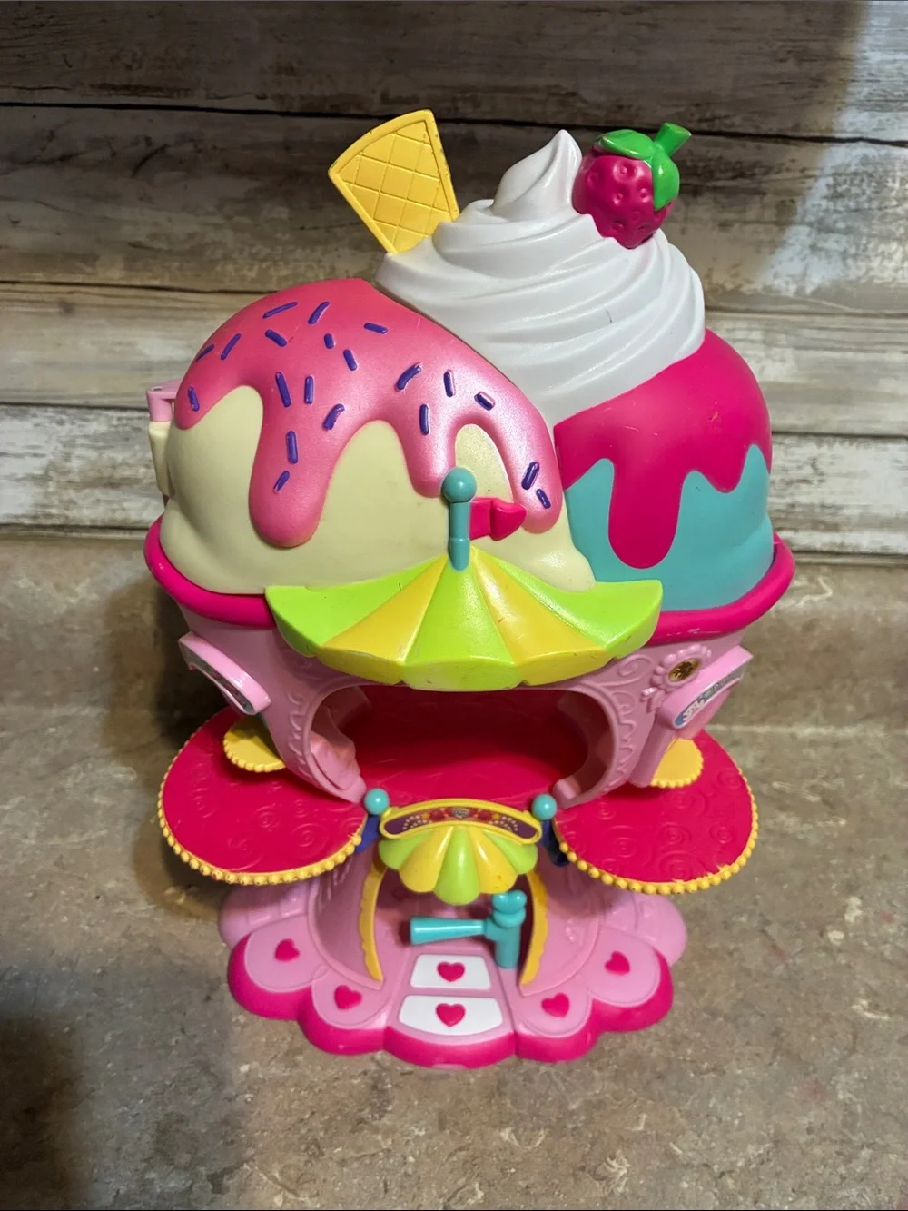 Hasbro 2007 My Little Pony Ice Cream Ponyville Sweet Shop Parlor